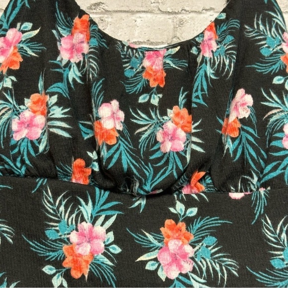 Madden NYC Women's XXL (19) Floral Sleeveless Crop Handkerchief Top - Picture 12 of 16